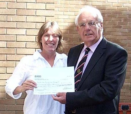 Sue Rawlinson of Macmillan Nurses receiving cheque from Frank Rowett. pic:FR